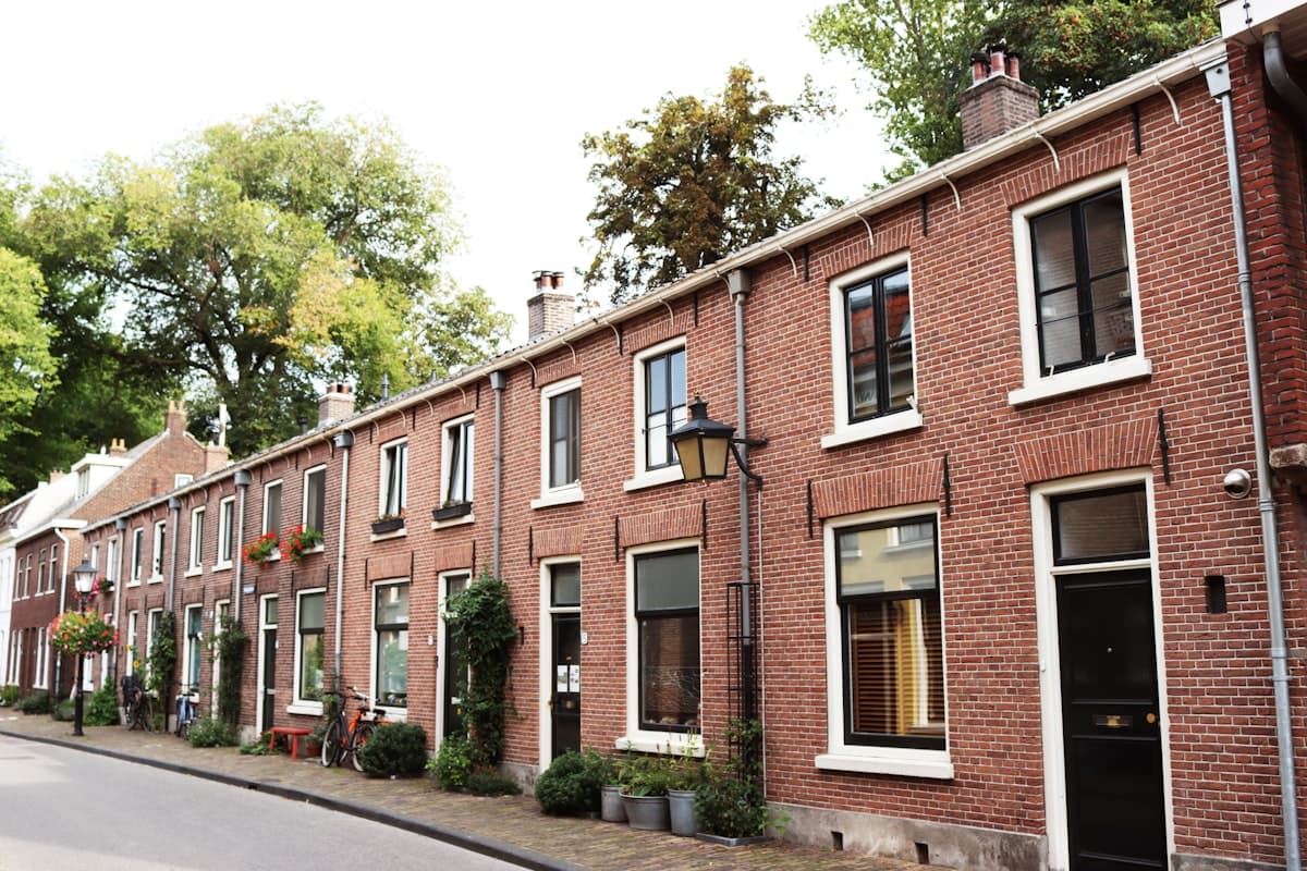 Roosendaal'da tipik bir Hollanda sokağındaki tuğla evler